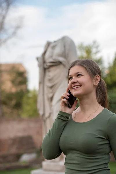Junge Frau Mit Grünem Pullover Vor Antiker Rumänischer Skulptur Foro — Stockfoto
