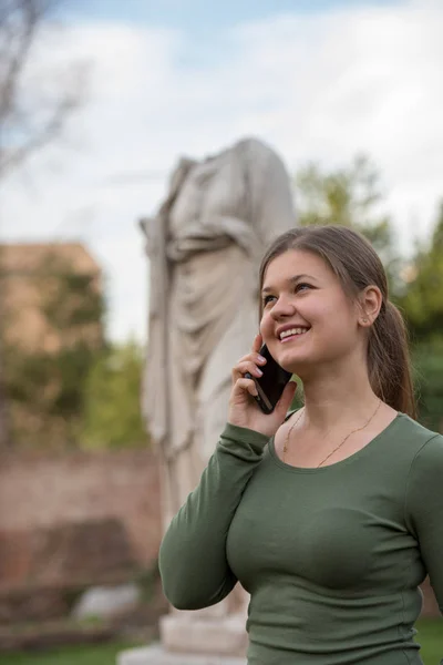 Jeune Femme Portant Pull Vert Devant Sculpture Roumaine Antique Foro — Photo