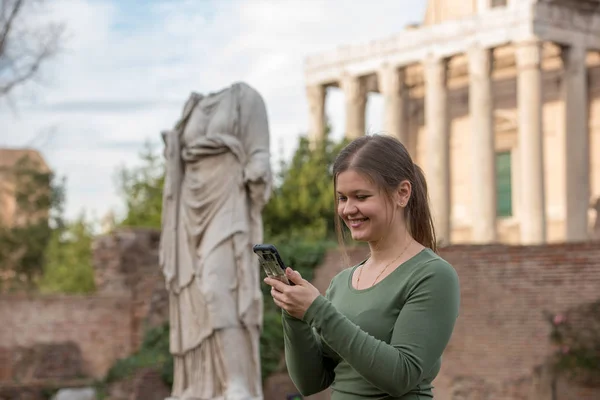 Junge Frau Mit Grünem Pullover Vor Antiker Rumänischer Skulptur Foro — Stockfoto