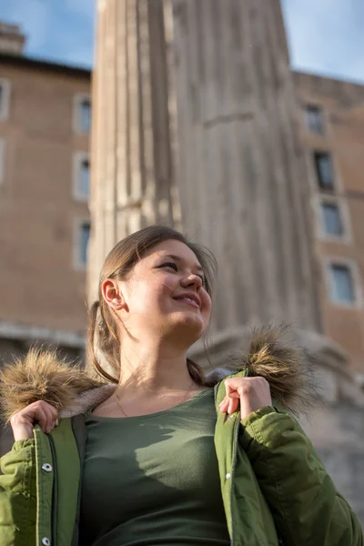 Junge Frau Mit Grünem Pullover Vor Einem Antiken Rumänischen Gebäude — Stockfoto