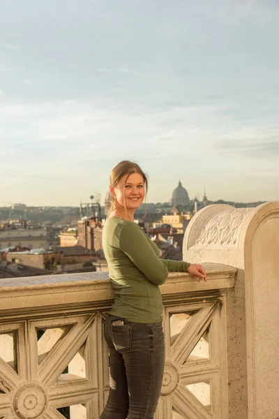 Giovane Donna Che Indossa Pullover Verde Sul Tetto Davanti Alla — Foto Stock