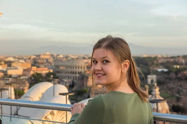 Jonge Vrouw Met Groene Trui Dragen Het Dak Voor Colosseum — Stockfoto