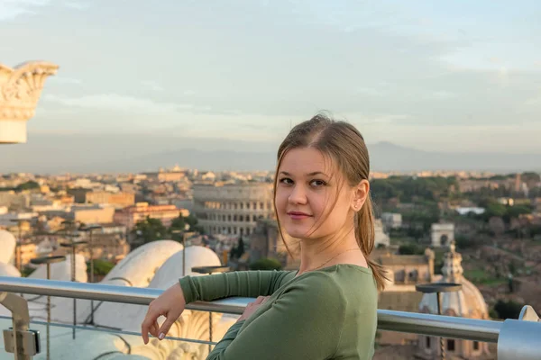 Jovem Mulher Vestindo Pulôver Verde Telhado Frente Coliseu Roma Itália — Fotografia de Stock