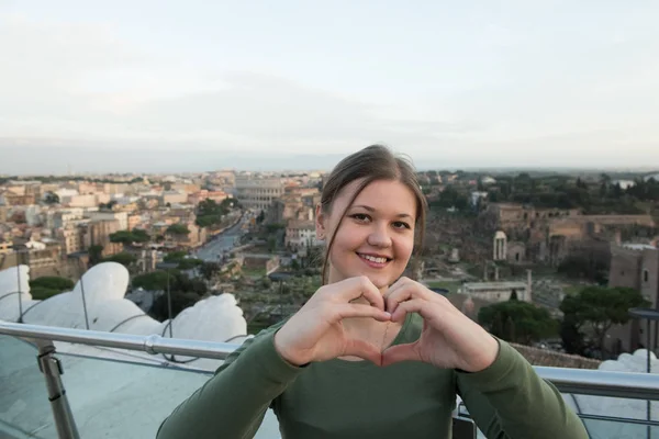 Jeune Femme Portant Pull Vert Sur Toit Face Colisée Rome — Photo