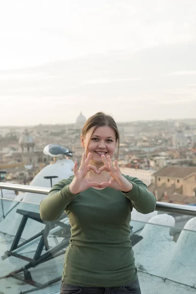 Jeune Femme Portant Pull Vert Sur Toit Devant Vatican Rome — Photo