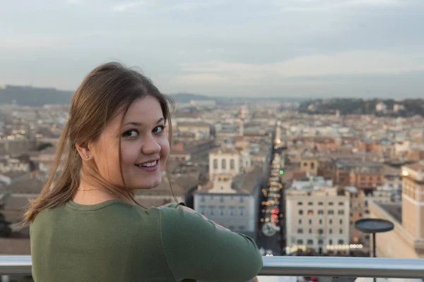 Młoda Kobieta Nosi Zielony Sweter Dachu Rzym Włochy — Zdjęcie stockowe