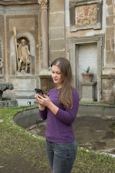 Jonge Vrouw Villa Aldobrandini Frascati Italië Voor Antieke Fontain Texting — Stockfoto
