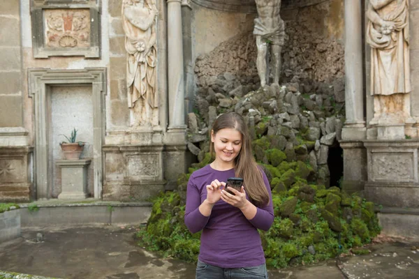 Jonge Vrouw Villa Aldobrandini Frascati Italië Voor Antieke Fontain Texting — Stockfoto