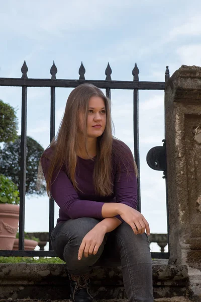 Giovane Donna Fronte Recinzione Antica Frascati Italia Sembra Seria — Foto Stock