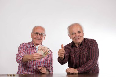iki yaşlı adam euro para ile