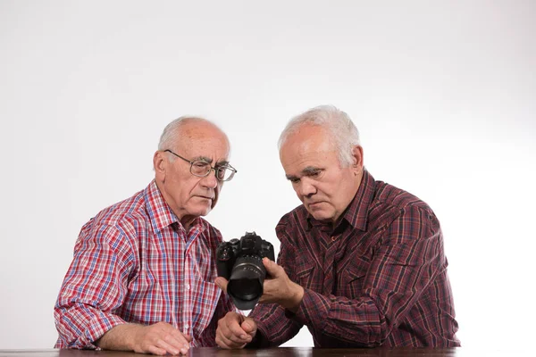 Wyświetlanie Dwóch Starszych Mężczyzn Aparatu Dslr Patrząc — Zdjęcie stockowe