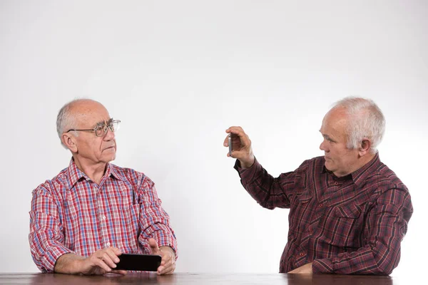 两名拿着智能手机拍照的老人 — 图库照片