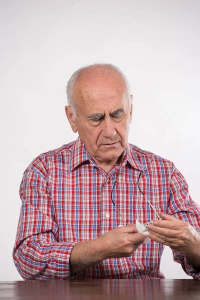 Viejo Hombre Limpia Sus Gafas Con Pañuelos Limpieza —  Fotos de Stock