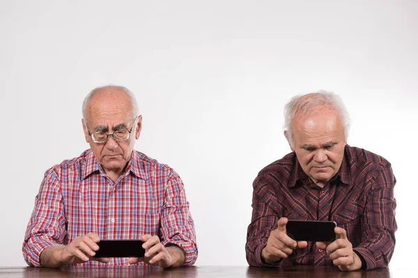 Два Пожилых Мужчины Смартфонами Играющие Игры — стоковое фото
