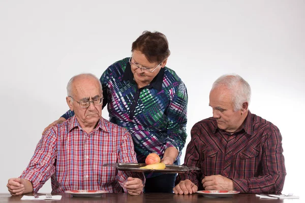 Zwei Ältere Männer Diskutieren Frau Bringt Ihnen Apfel Und Banane — Stockfoto