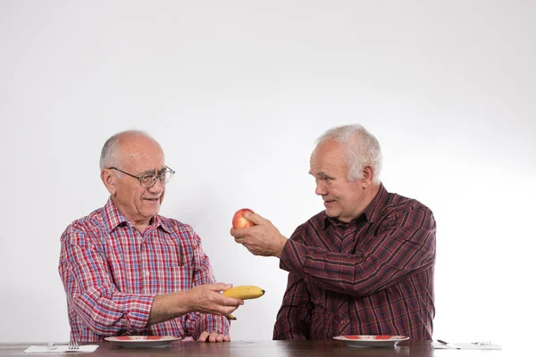 Zwei Ältere Männer Mit Obst Apfel Und Banane — Stockfoto