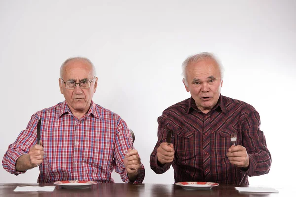 Zwei Ältere Männer Hungrig Mit Leeren Tellern — Stockfoto