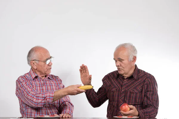 Dva Starší Muži Ovoce Jablko Banán — Stock fotografie