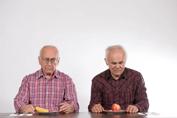 Zwei Ältere Männer Mit Obst Apfel Und Banane — Stockfoto