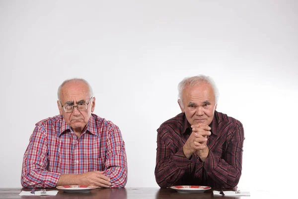 Deux Hommes Âgés Affamés Avec Des Assiettes Vides — Photo