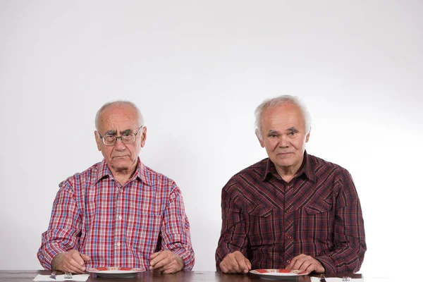 Zwei Ältere Männer Hungrig Mit Leeren Tellern — Stockfoto