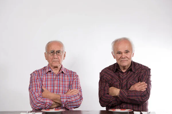 Dos Ancianos Hambrientos Con Platos Vacíos —  Fotos de Stock