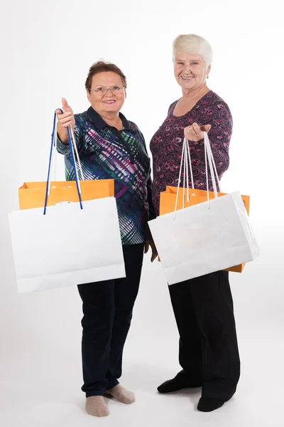 Två Äldre Kvinnor Med Kassar Och Påsar — Stockfoto