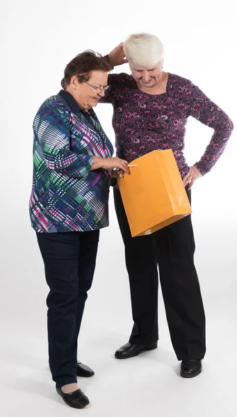 Due Donne Anziane Con Borse Della Spesa — Foto Stock