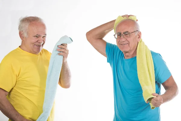 Два пожилых человека занимаются спортом — стоковое фото