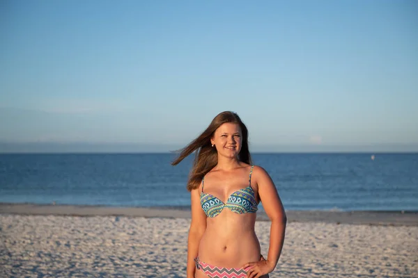 Junge Frau posiert am Strand — Stockfoto
