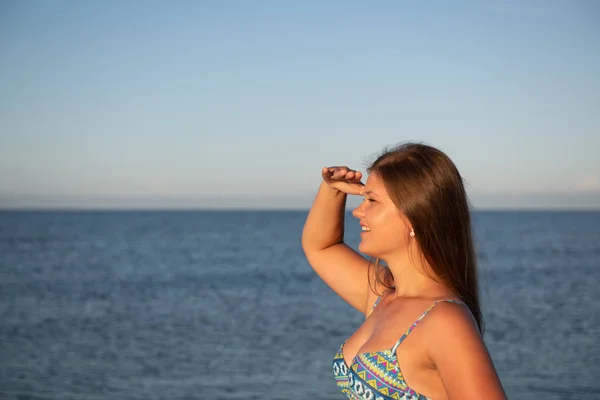 Jovem mulher na praia — Fotografia de Stock