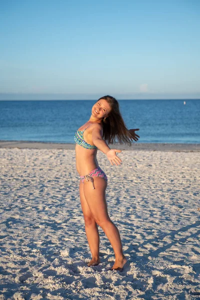 Młoda kobieta pozowanie na plaży — Zdjęcie stockowe