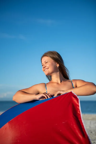 Young woman with umbrella on the beach — Stock Photo, Image