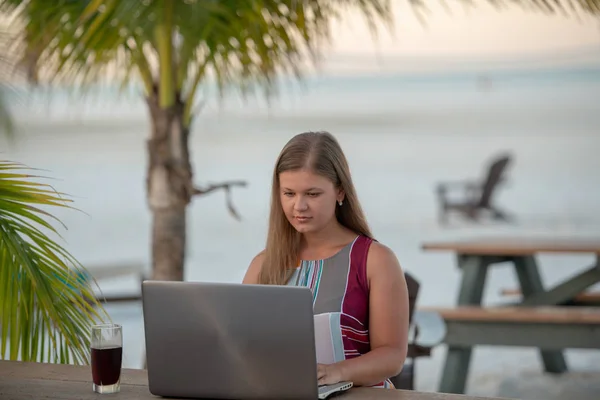 Avucunun önünde bilgisayarı olan genç bir kadın. — Stok fotoğraf