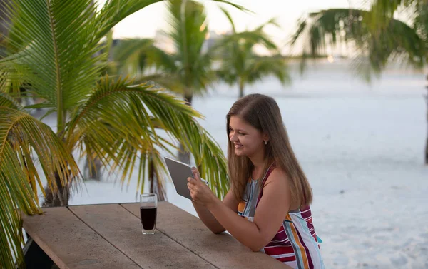 Young woman with tablet on the beach — Stock Photo, Image