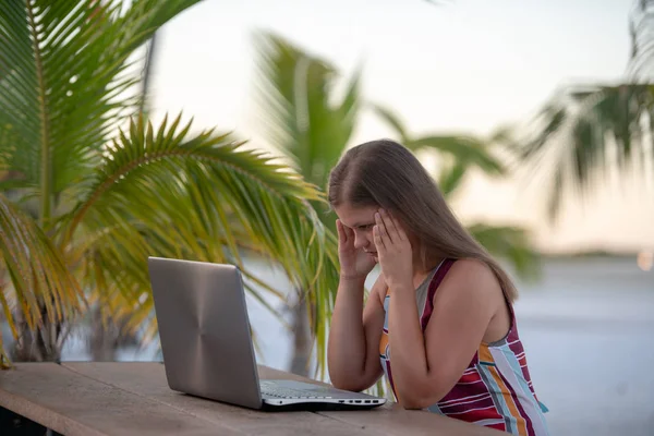 Young woman with laptop on beach — Stock Photo, Image