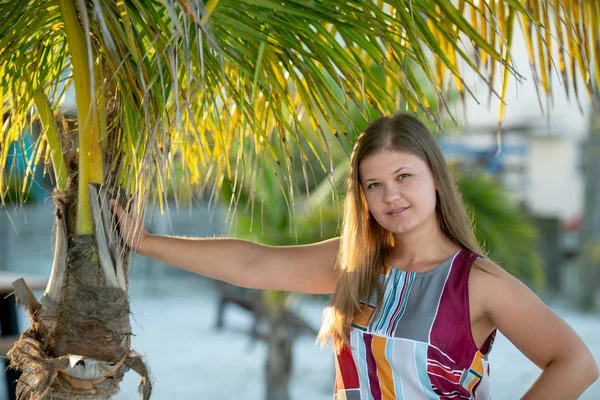 Nahaufnahme einer sinnlichen jungen Frau mit Palmen — Stockfoto