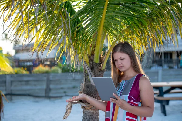 Jeune femme avec tablette sur la plage — Photo