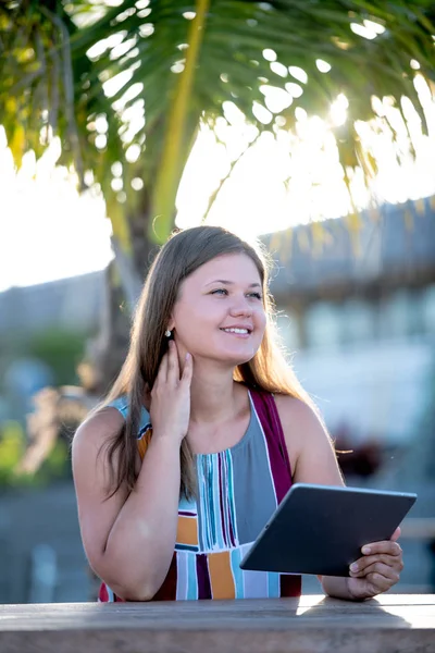 Jeune femme avec tablette sur la plage — Photo