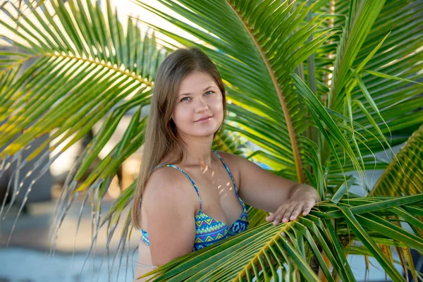 palmiye ağacının altında güzel genç kadın