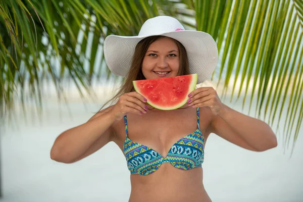 Meisje met watermeloen onder palmboom — Stockfoto