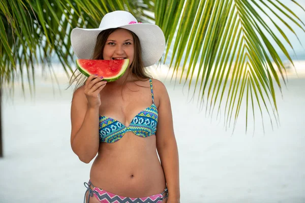 Niña con sandía bajo la palmera Imagen de stock