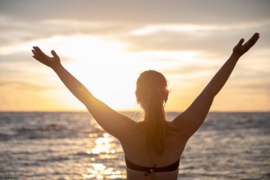 Genç kadın ve günbatımı