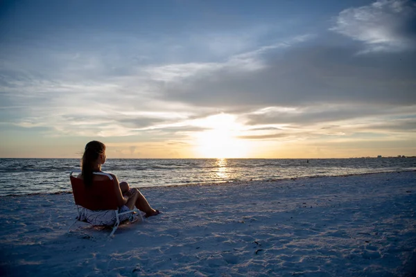 Junge Frau und Sonnenuntergang — Stockfoto