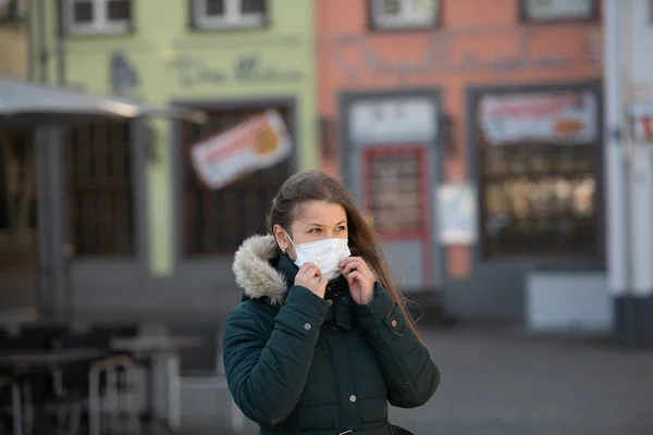 Młoda Kobieta Ulicy Niemieckiego Miasta Nosząca Maskę Ochronną Przed Rozprzestrzenianiem — Zdjęcie stockowe