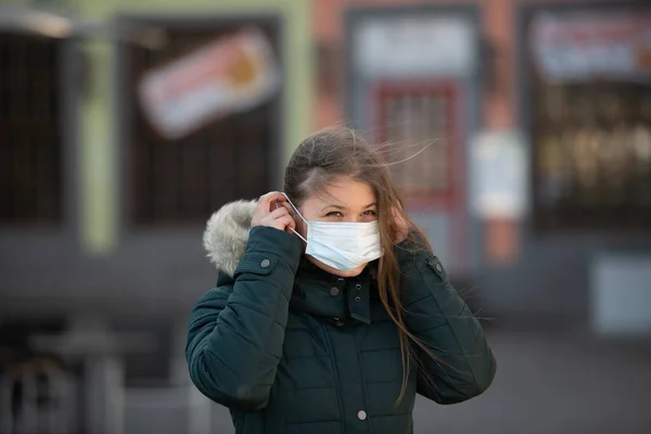 Jeune Femme Dans Rue Ville Allemande Portant Masque Médical Protecteur — Photo