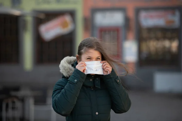 Mujer Joven Calle Ciudad Que Usa Mascarilla Médica Facial Protectora —  Fotos de Stock