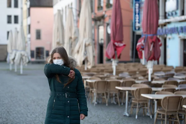 쾰른에서 코로나 바이러스 가발생 건강을 보호하기 보호용 마스크를 거리를 여자가 — 스톡 사진