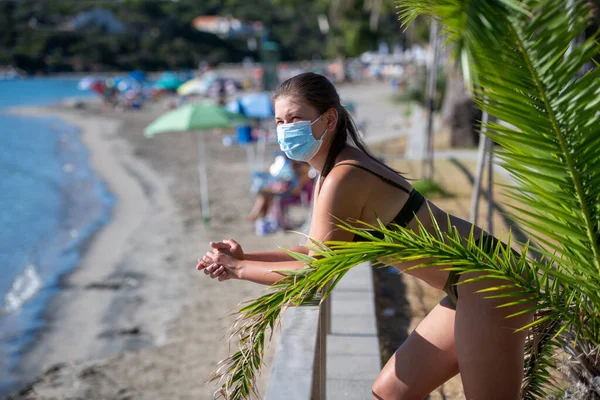 Jeune Femme Relaxant Plage Avec Masque Protecteur Pratiquant Distance Sociale — Photo