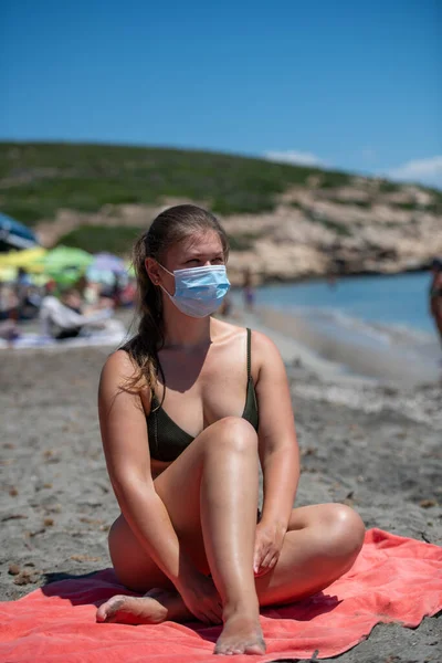 Una Giovane Donna Che Riposa Sulla Spiaggia Indossando Una Maschera — Foto Stock